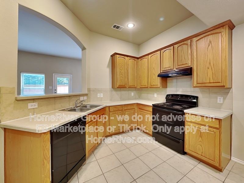 1127 Sophia St - Photo 5 of 30
