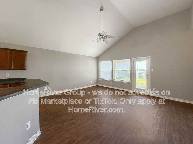 313 Charleston Dr - Photo 4 of 22