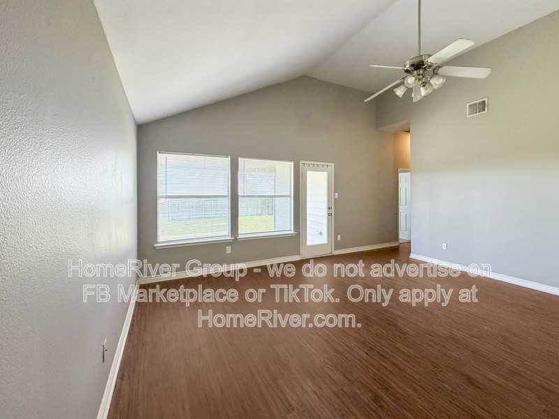 313 Charleston Dr - Photo 5 of 22