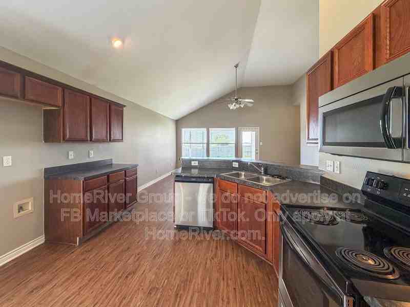 313 Charleston Dr - Photo 7 of 22