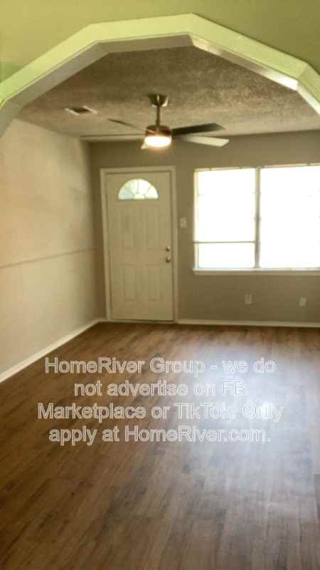 102 Travis Dr - Photo 3 of 9