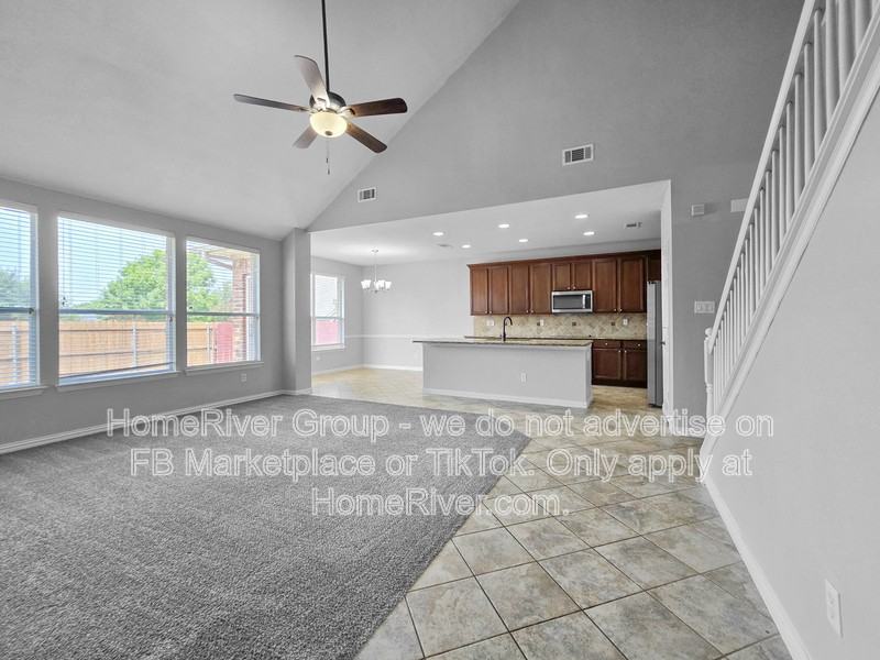 705 Champlain Ct - Photo 7 of 33