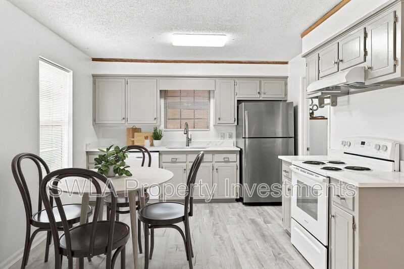 1750 S Tallowood Dr - Photo 3 of 10