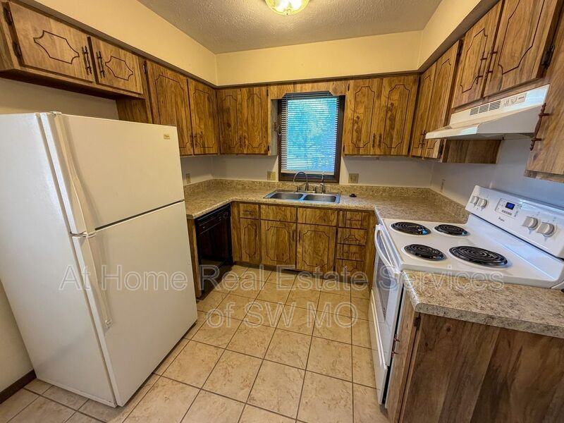 522 E Washita Ct - Photo 3 of 14