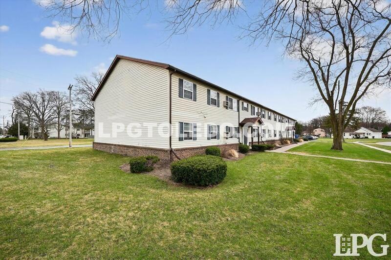 1220 Bedford Woods Dr - Photo 2 of 24