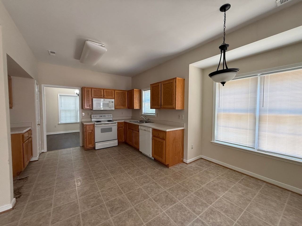 10629 Sherwin Pl - Photo 6 of 23