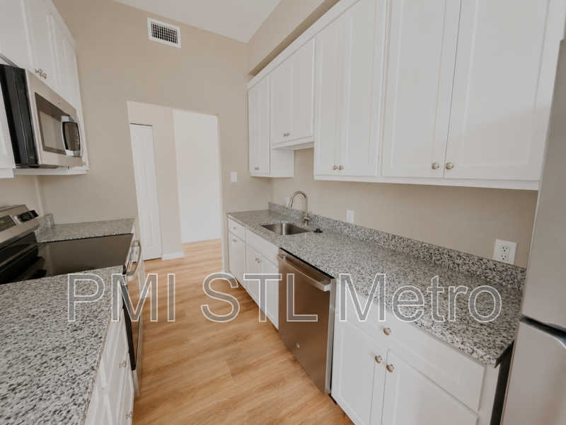 3672 Russell Blvd #3E - Photo 6 of 18