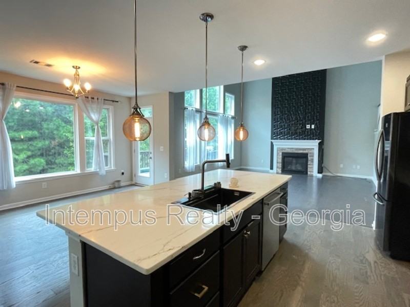 3816 Thackary Dr - Photo 3 of 36