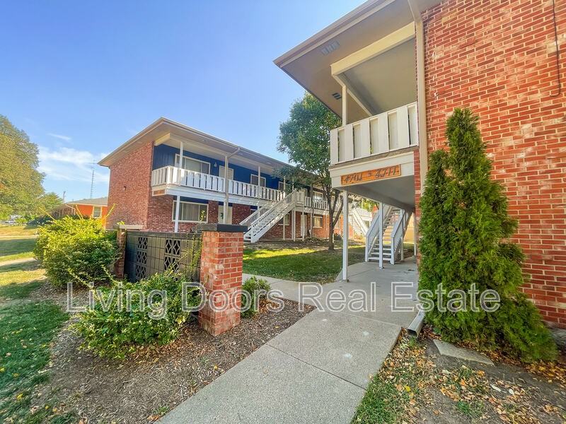 4709 Gladstone St - Photo 5 of 24