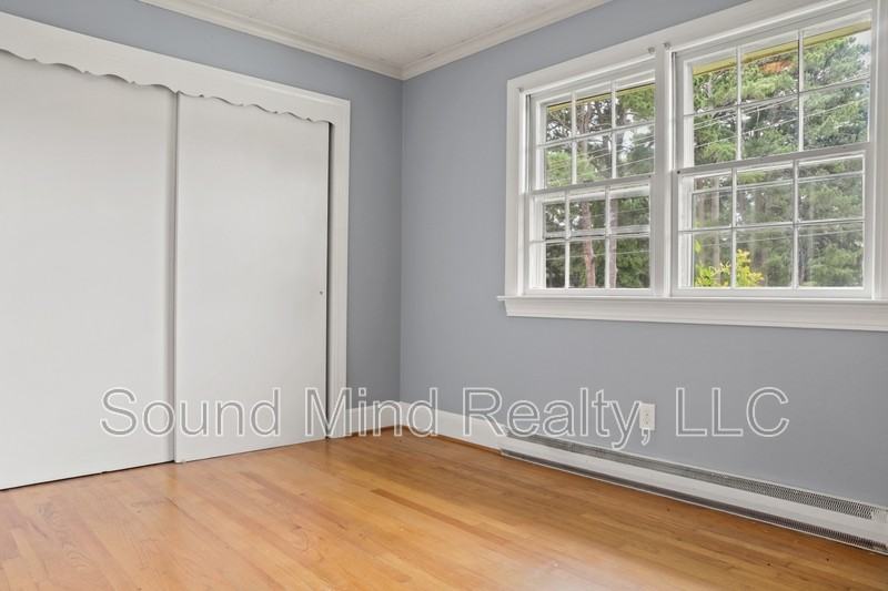 205 S Alston St - Photo 4 of 37
