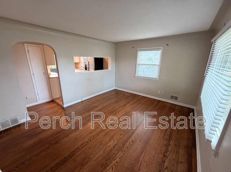 102 S Kendall St - Photo 3 of 15