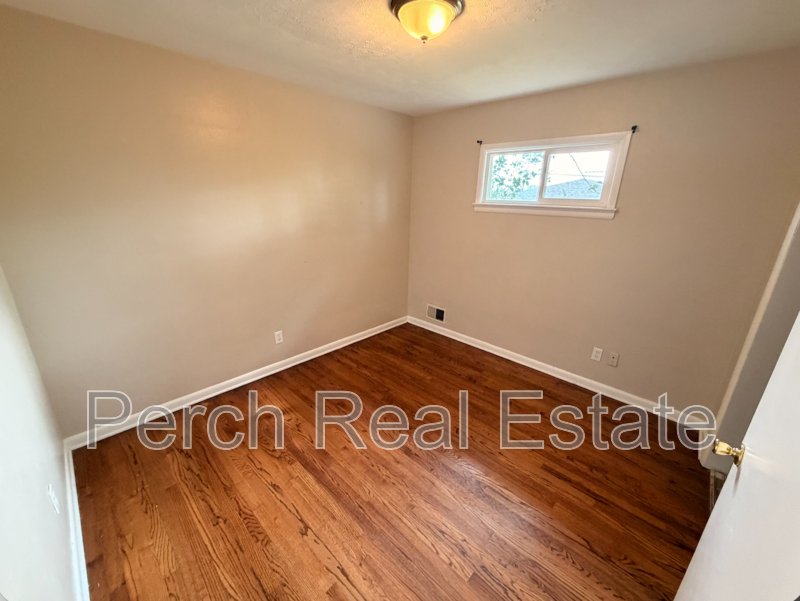 102 S Kendall St - Photo 4 of 15
