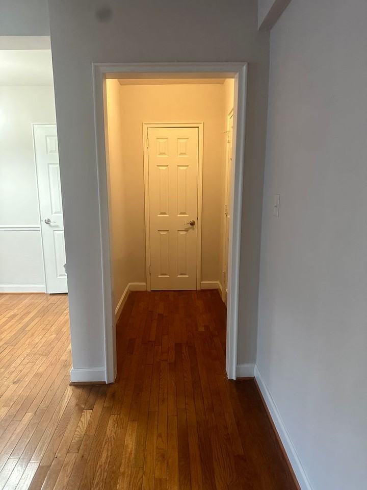 205 E Glebe Rd Apt D - Photo 2 of 17