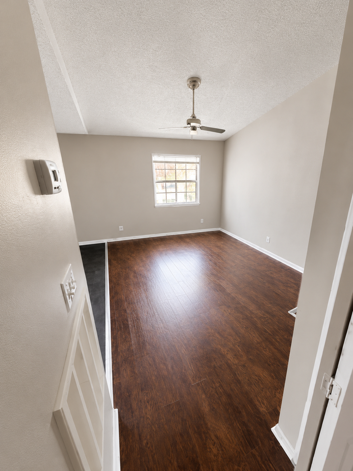 2916 Creekview Ct Apt H - Photo 2 of 14