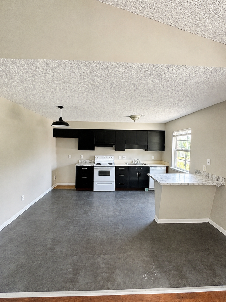 2916 Creekview Ct Apt H - Photo 3 of 14