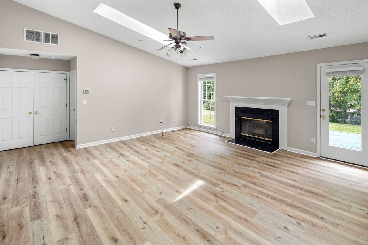 375 Glensprings Dr - Photo 3 of 26