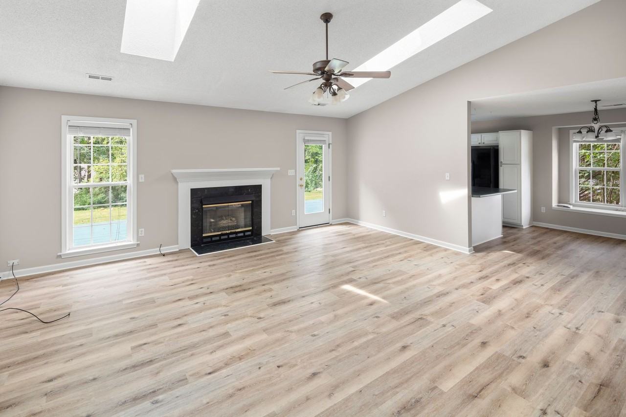 375 Glensprings Dr - Photo 4 of 26