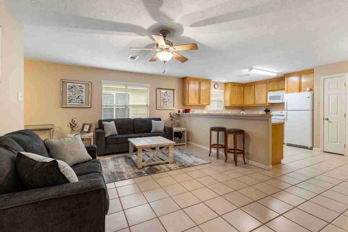 616 Foster St - Photo 2 of 12