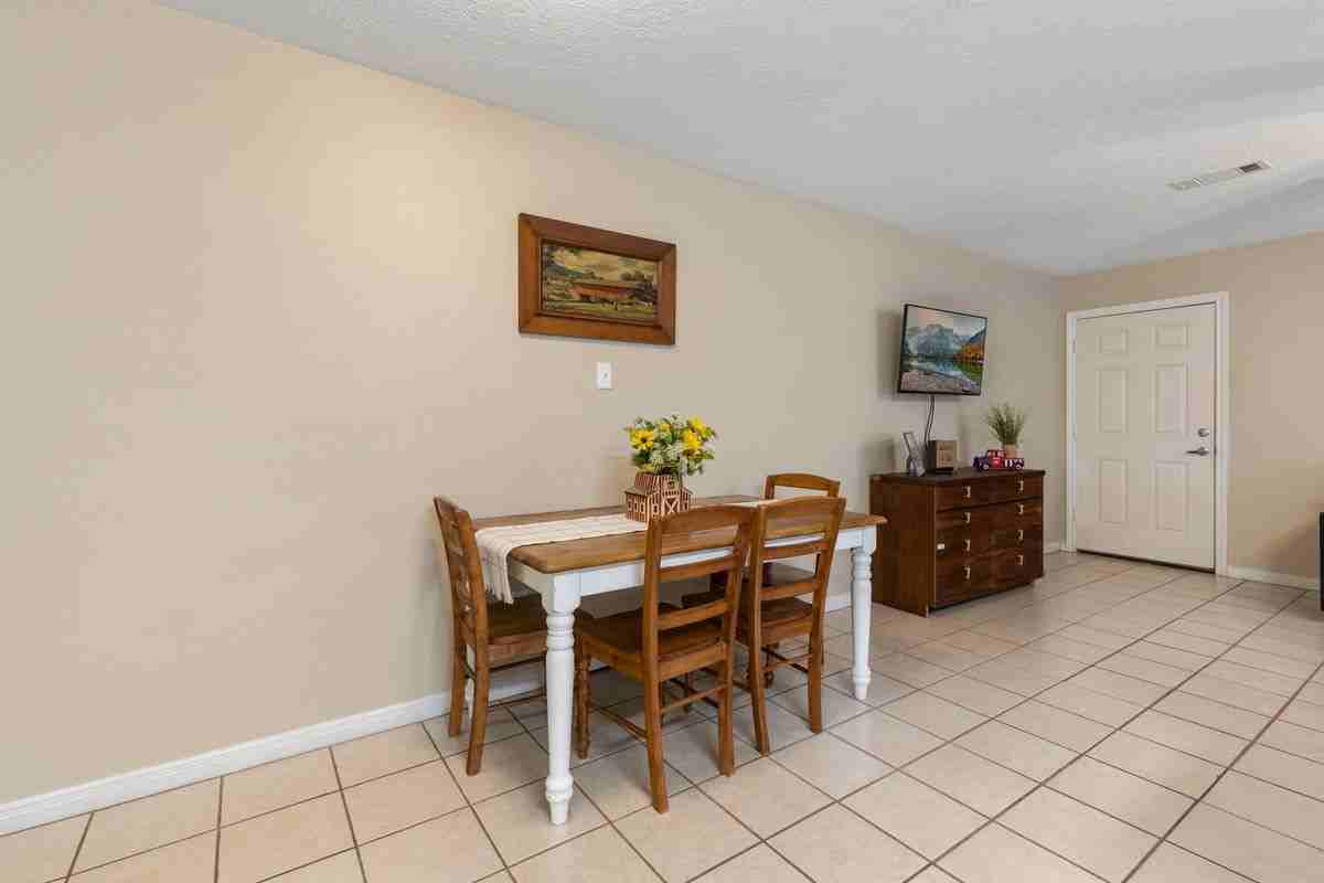 616 Foster St - Photo 3 of 12
