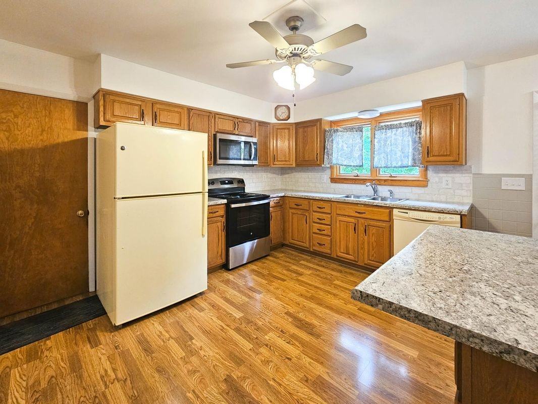 937 Collins Rd - Photo 3 of 8