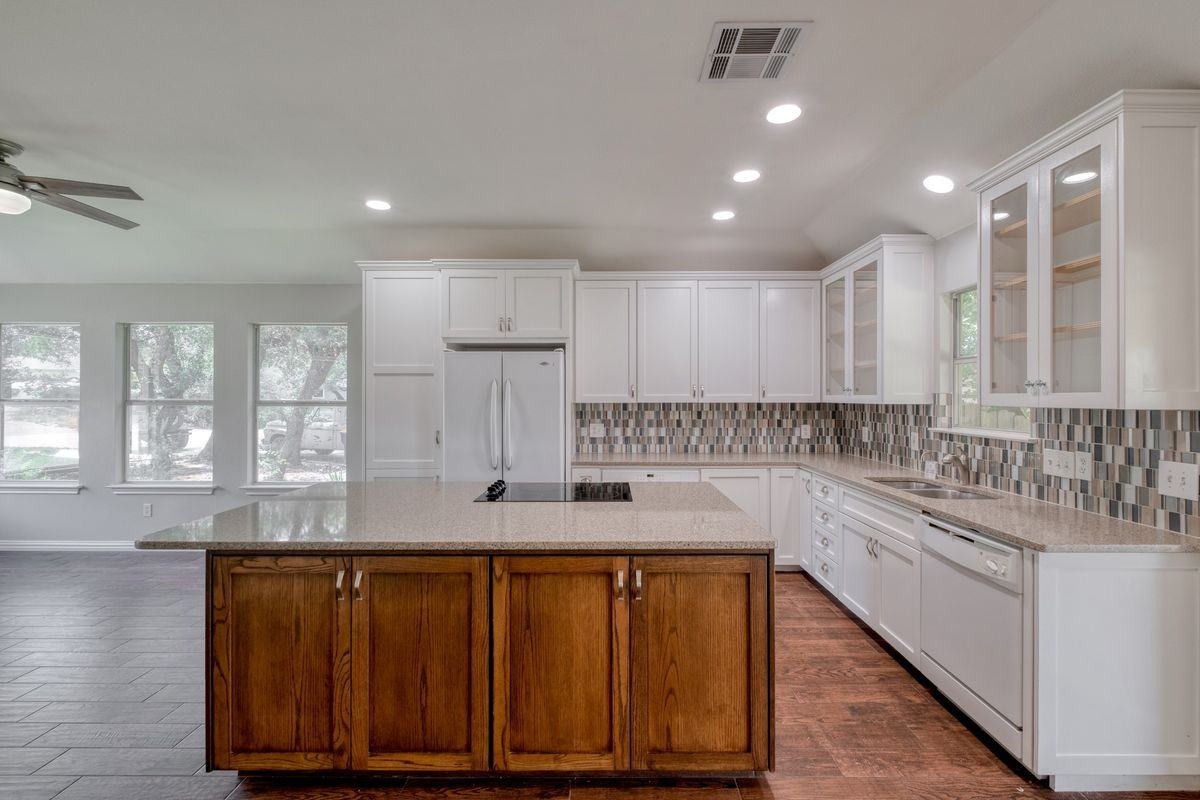 10114 Thomas Ln - Photo 2 of 25