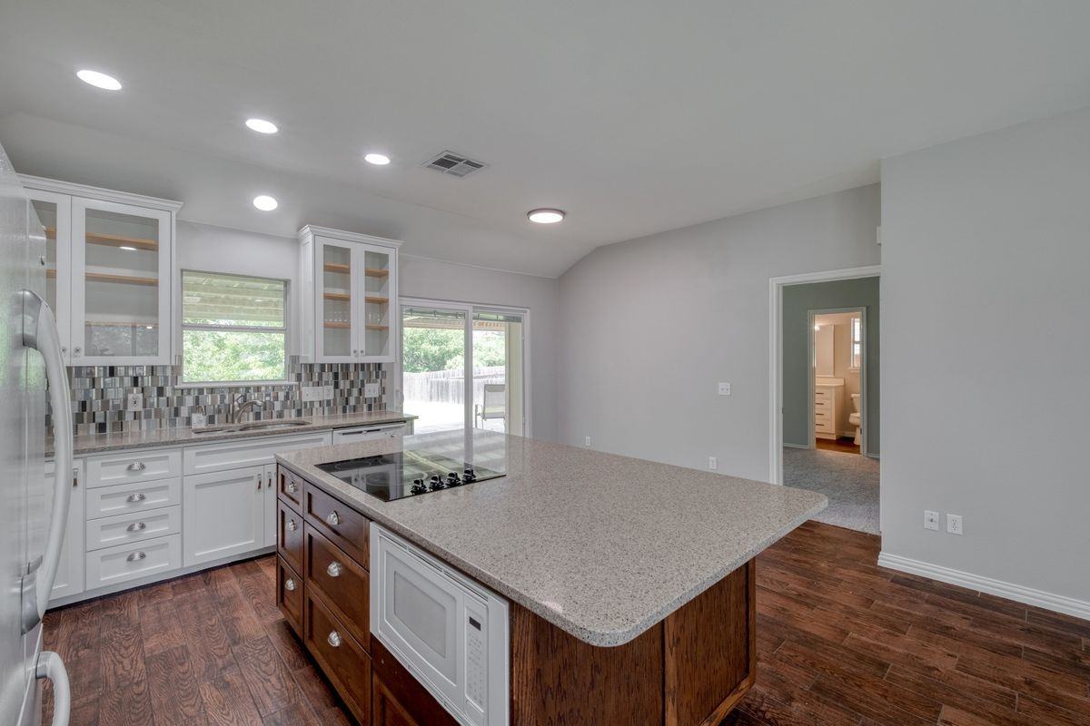 10114 Thomas Ln - Photo 5 of 25