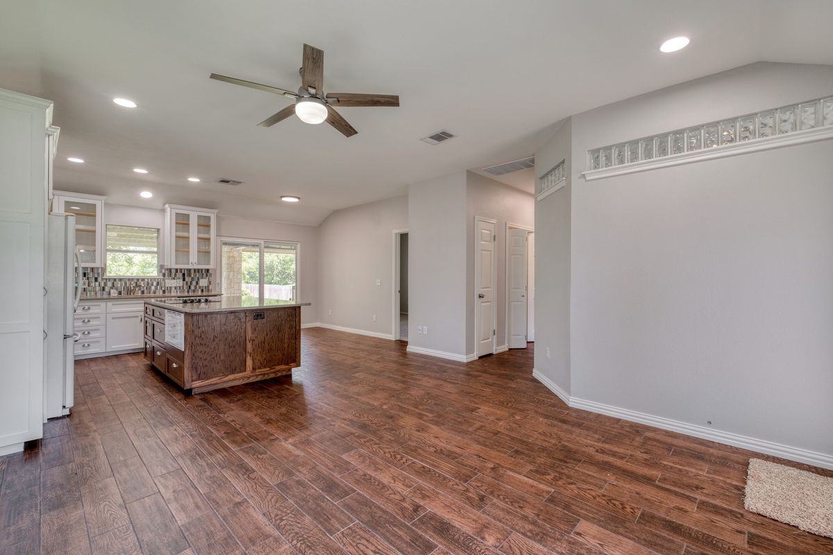 10114 Thomas Ln - Photo 6 of 25