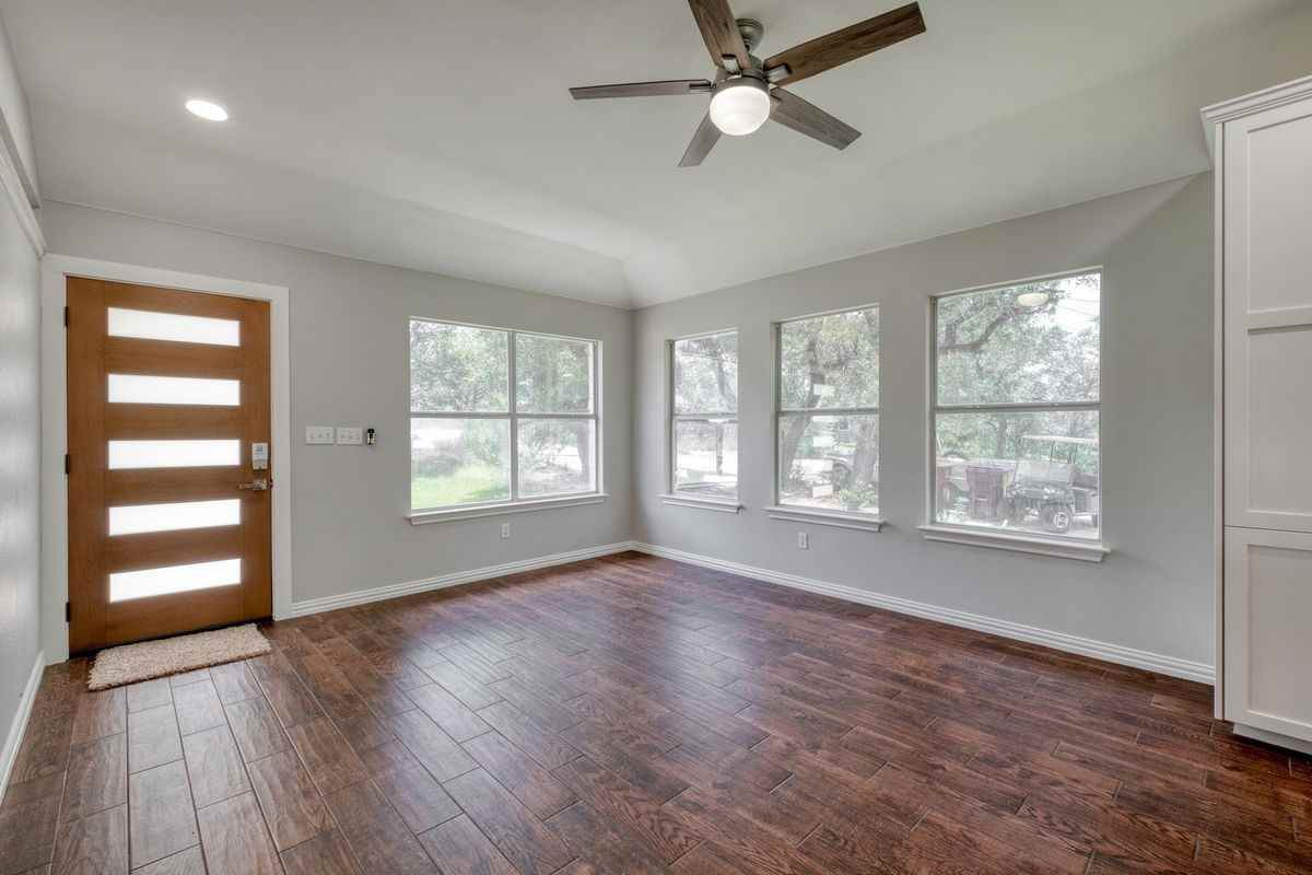 10114 Thomas Ln - Photo 7 of 25