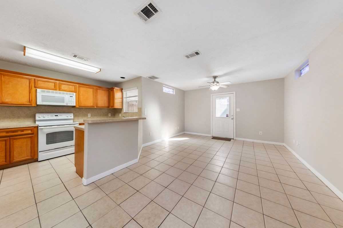 614 Foster St - Photo 2 of 14