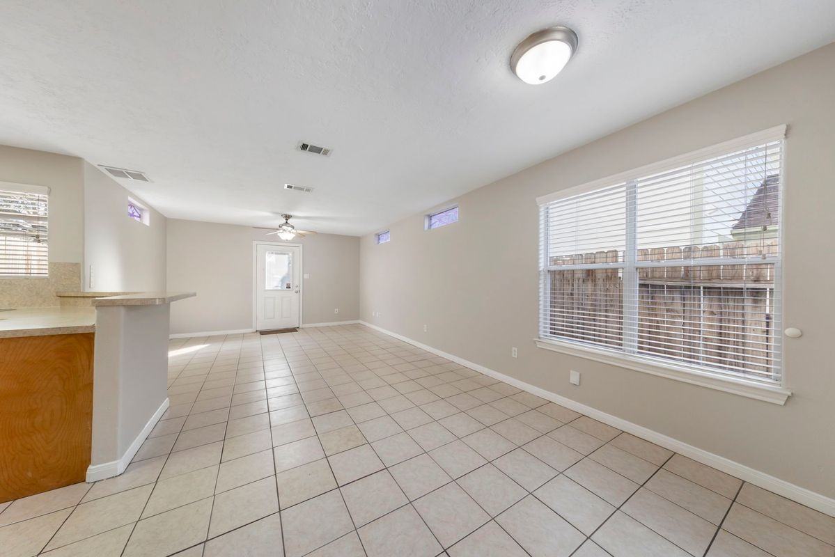 614 Foster St - Photo 4 of 14