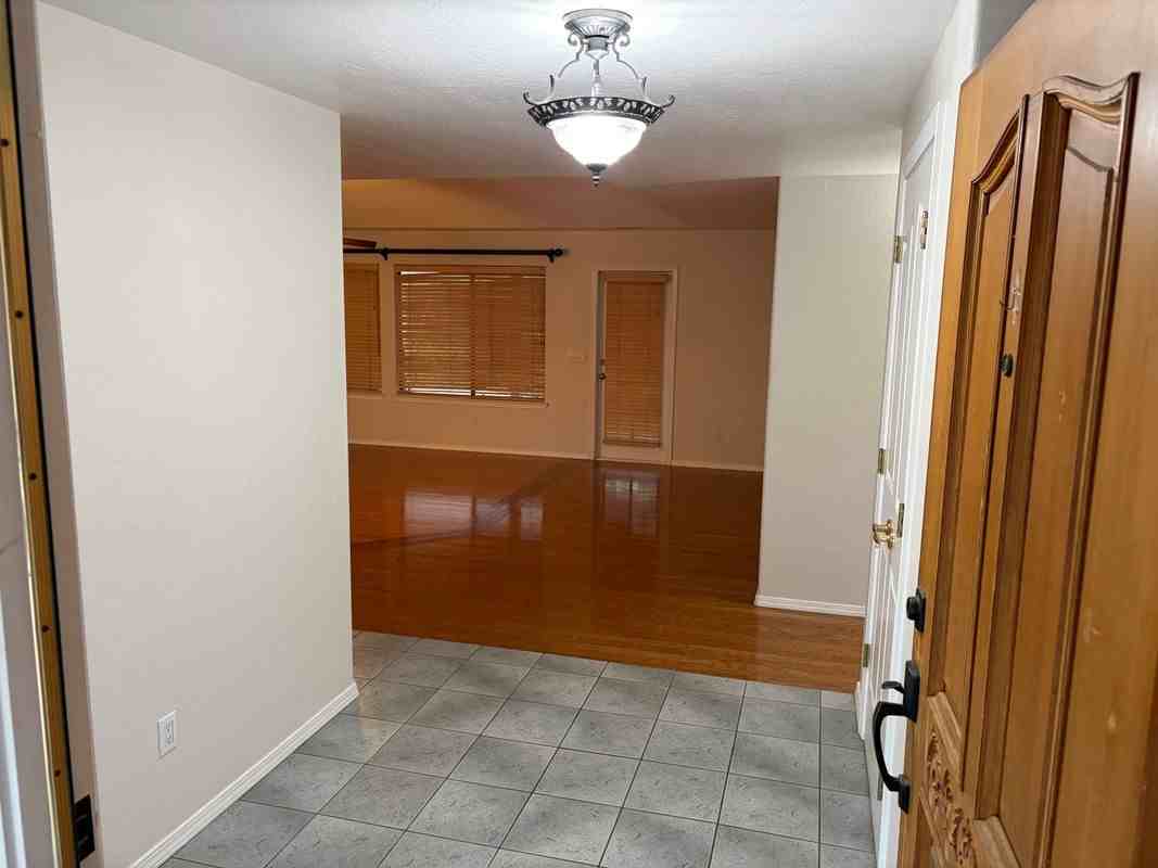 385 S Acacia Dr - Photo 2 of 20