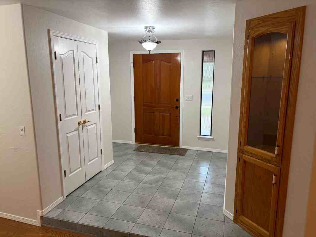 385 S Acacia Dr - Photo 3 of 20