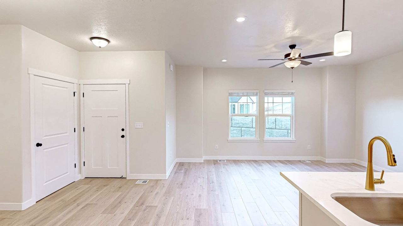 368 W 2210 S - Photo 4 of 21