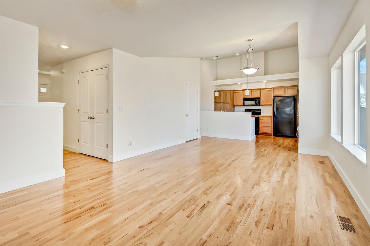 4552 W Kendall St - Photo 4 of 11