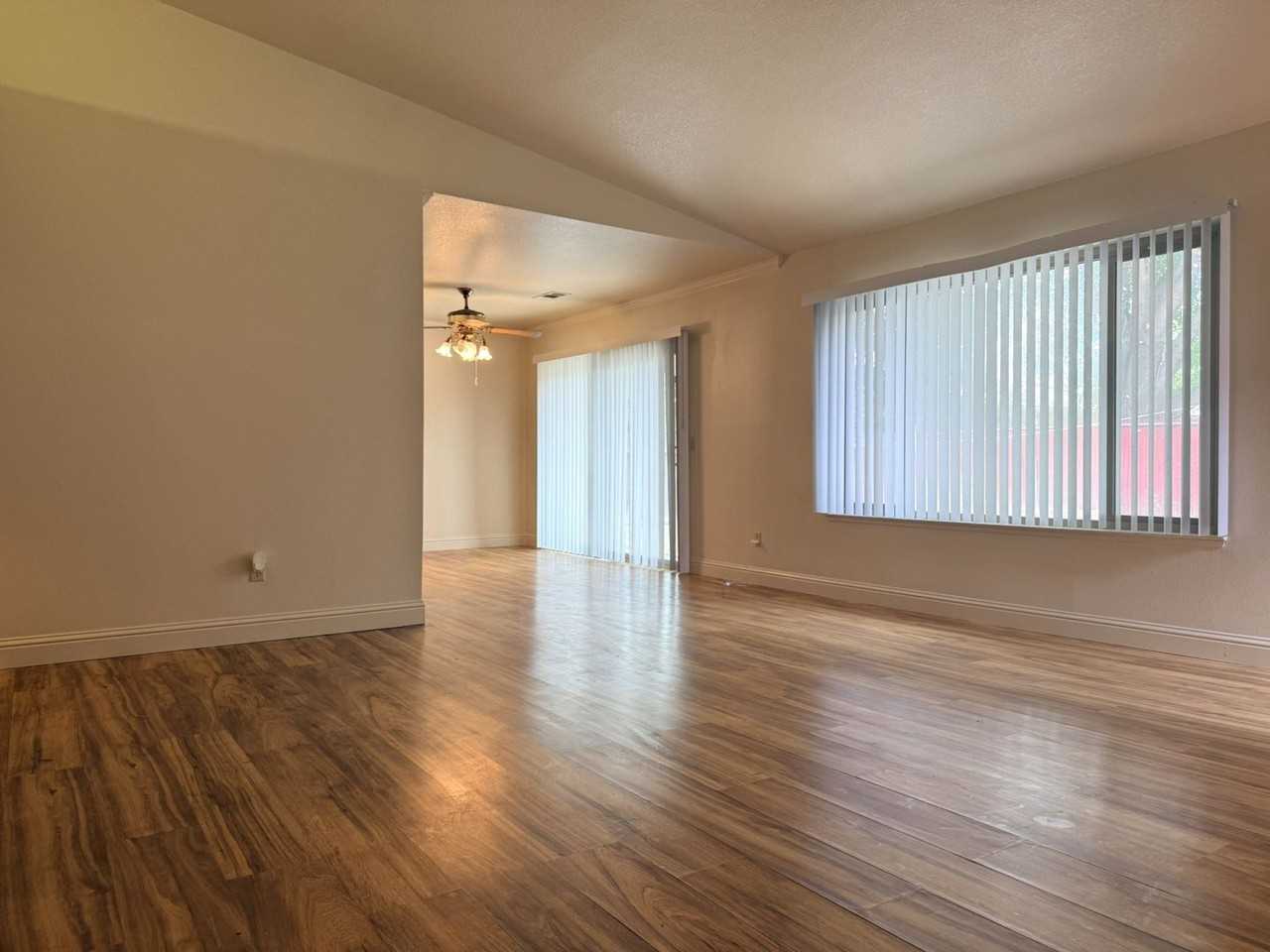 3180 Austin Ave - Photo 4 of 28