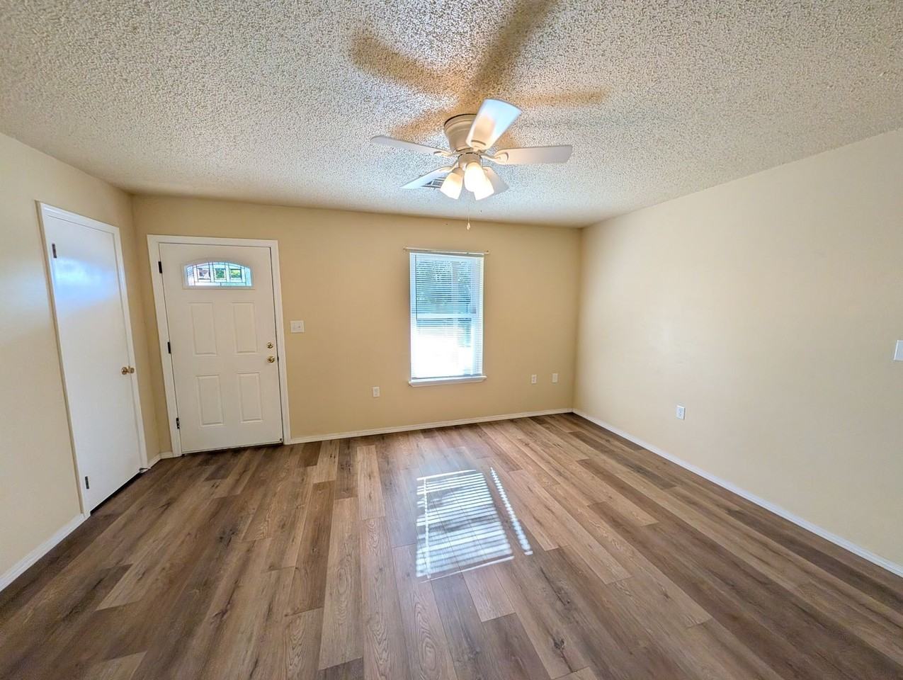 302 N Bighorse St - Photo 3 of 11
