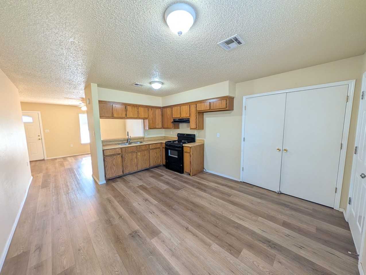 302 N Bighorse St - Photo 5 of 11