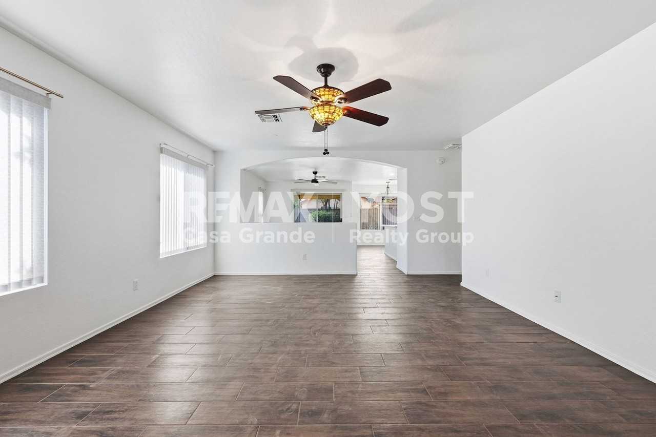1467 E 12th St - Photo 3 of 23