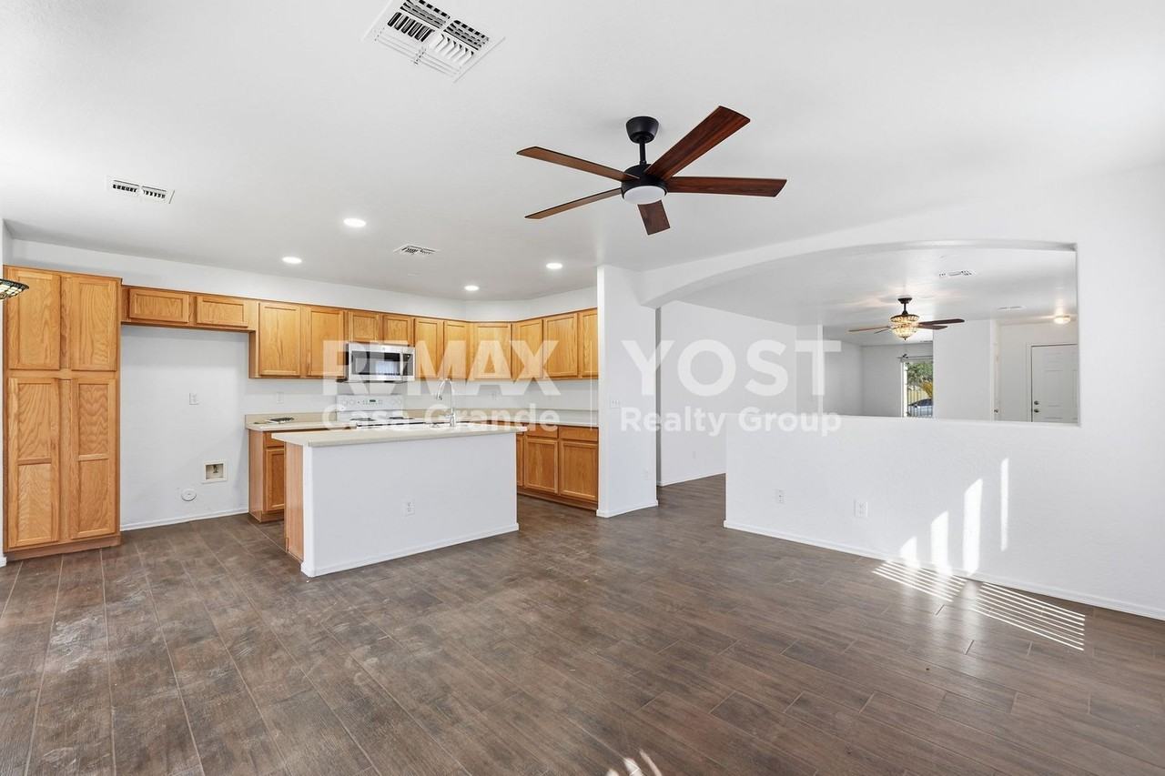 1467 E 12th St - Photo 5 of 23
