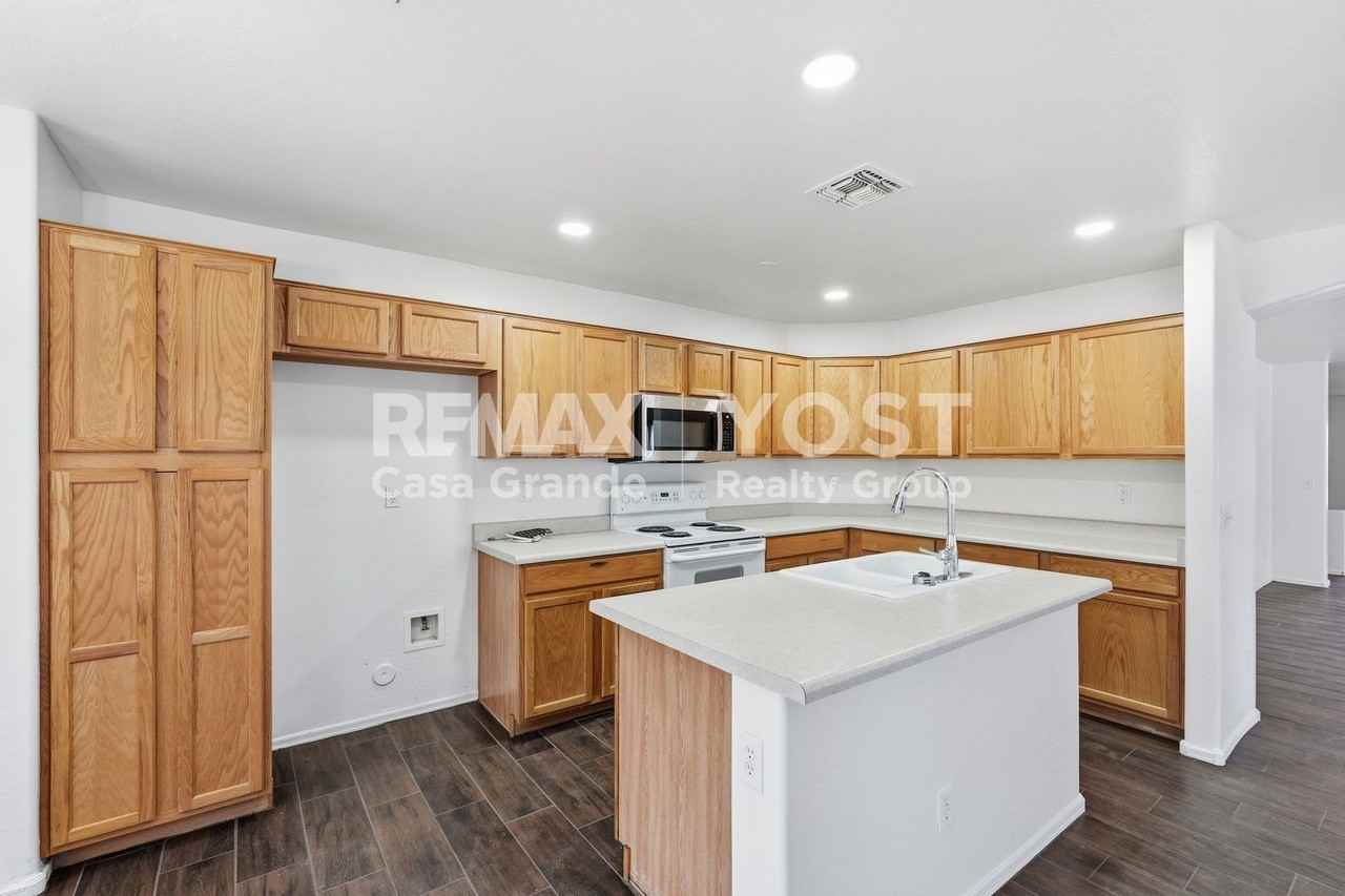 1467 E 12th St - Photo 6 of 23