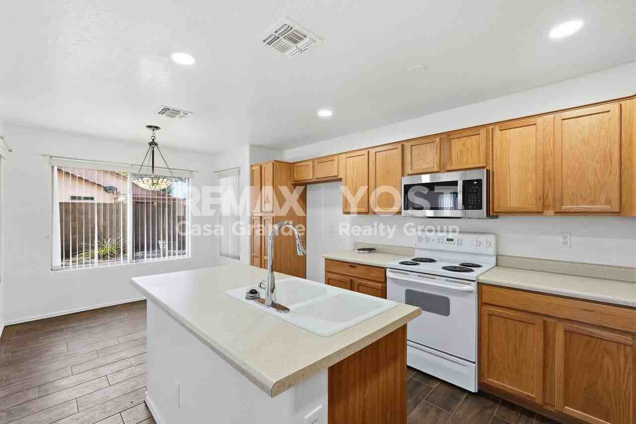 1467 E 12th St - Photo 7 of 23