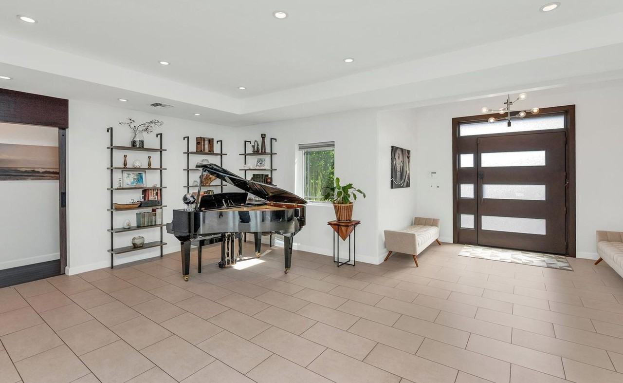 5228 N 70th Pl - Photo 4 of 36