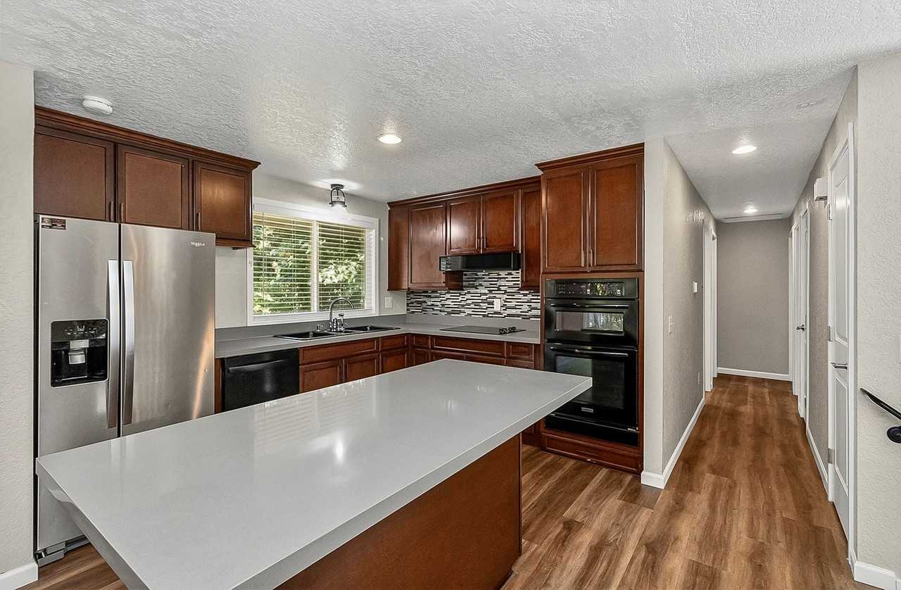 716 N 182nd St - Photo 4 of 11