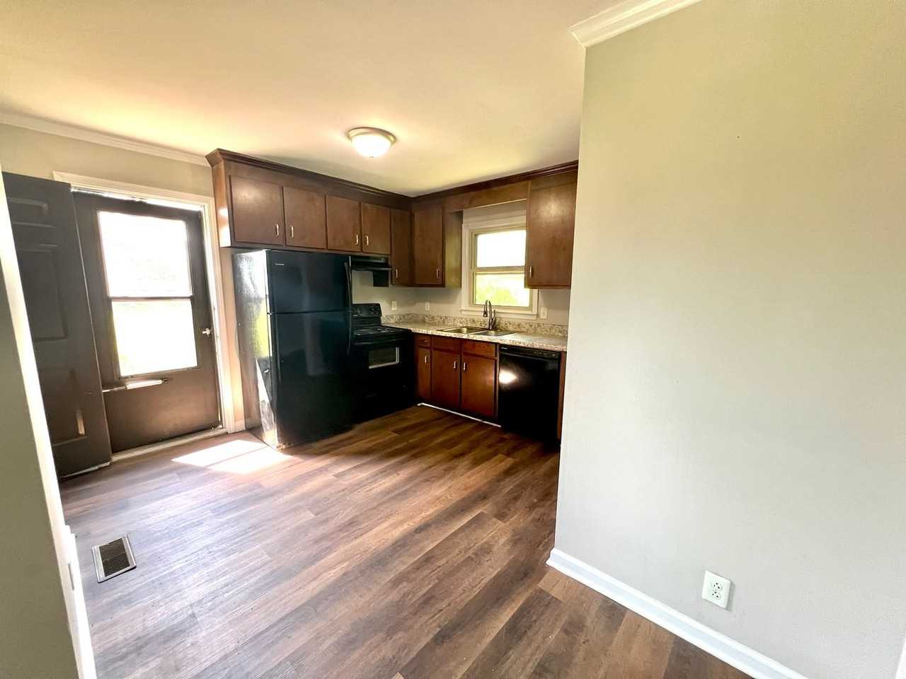 1312 Rutherford St - Photo 5 of 17