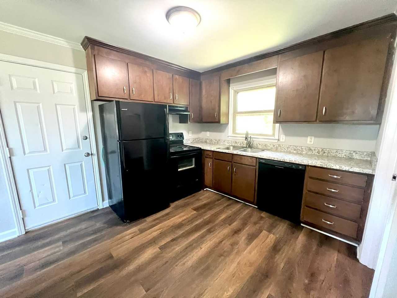 1312 Rutherford St - Photo 6 of 17