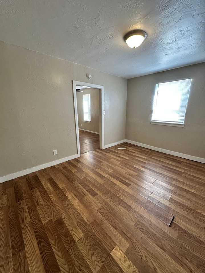 212 Sw 37th Ave - Photo 7 of 11