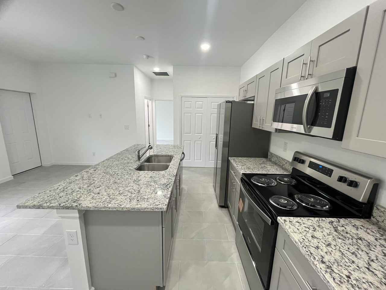 555 Aspen Ave S - Photo 4 of 11