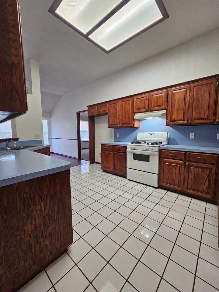 1913 Rising Hill Dr - Photo 4 of 19