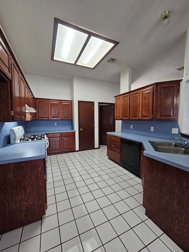 1913 Rising Hill Dr - Photo 5 of 19