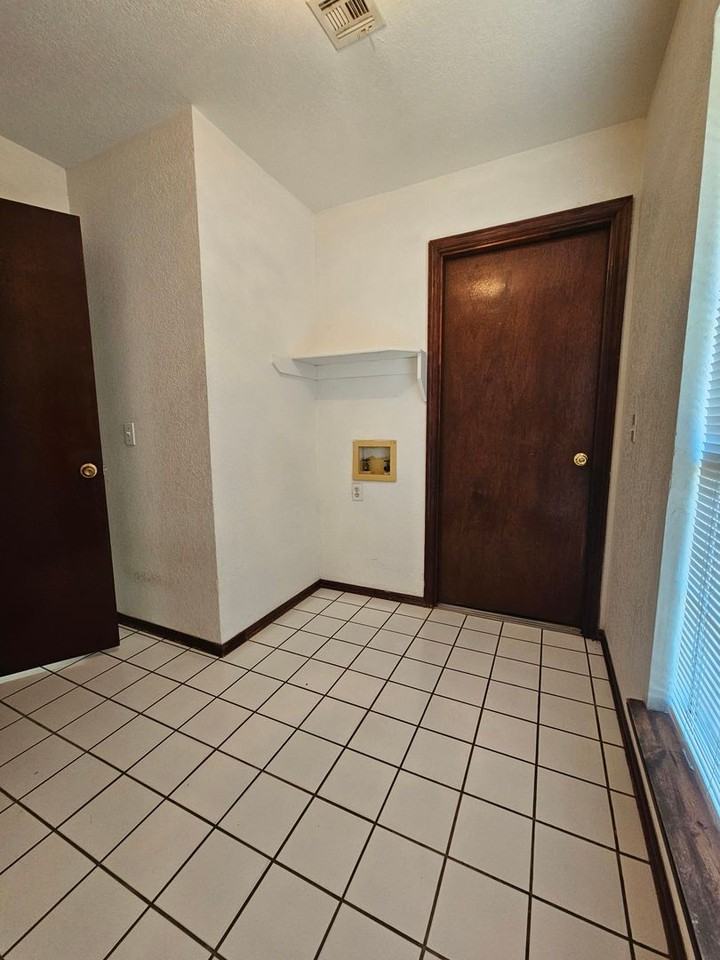 1913 Rising Hill Dr - Photo 6 of 19